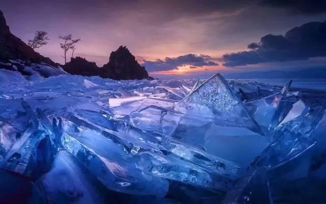 张婧仪化冬日梅子妆温柔清纯 雪地比耶软糯可爱